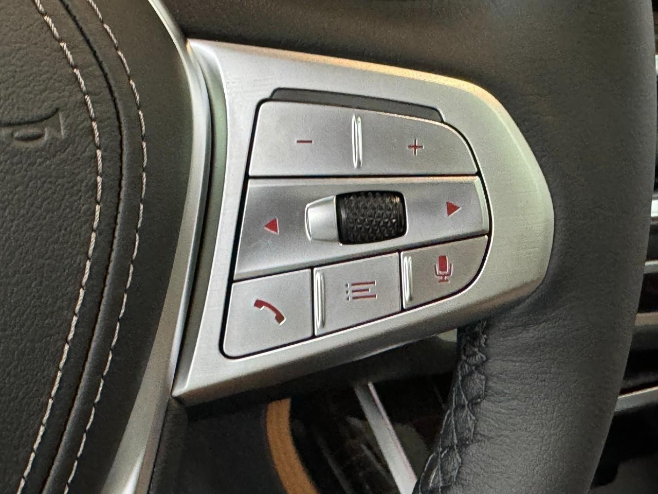 BMW X7 Vehicle Full-screen Gallery Image 35