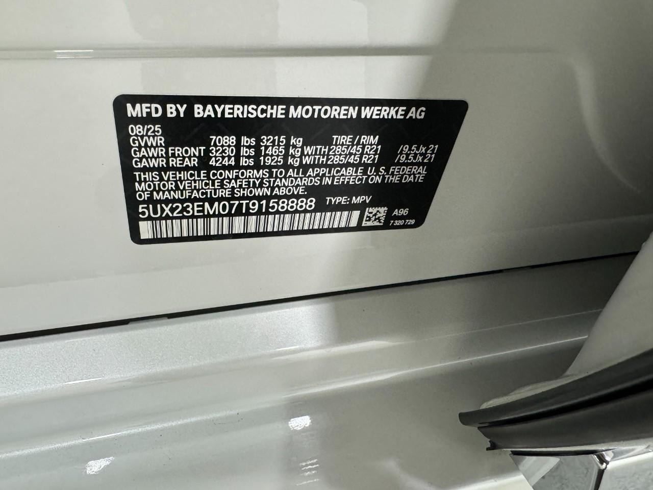 BMW X7 Vehicle Full-screen Gallery Image 38