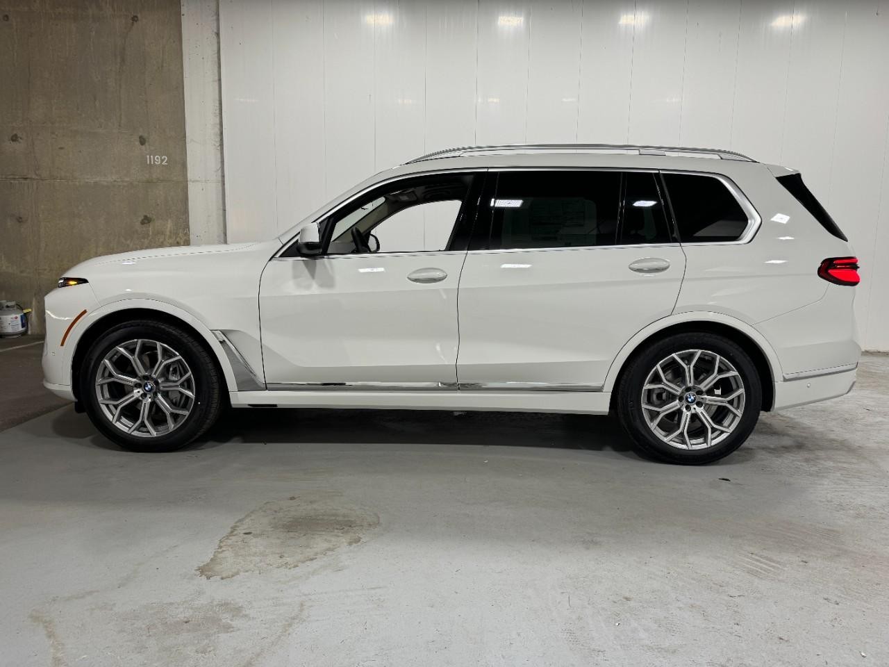 BMW X7 Vehicle Full-screen Gallery Image 2