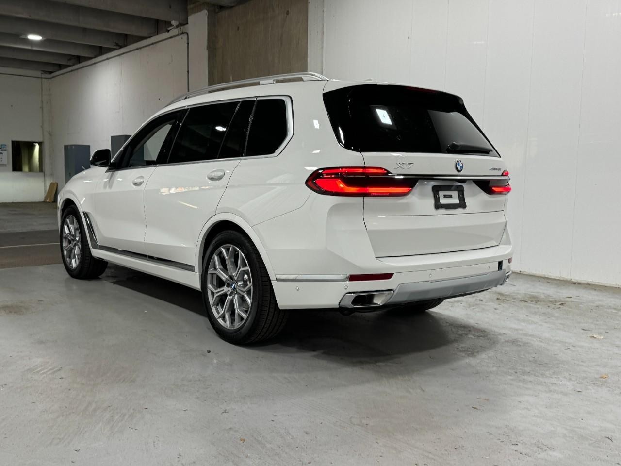 BMW X7 Vehicle Full-screen Gallery Image 3
