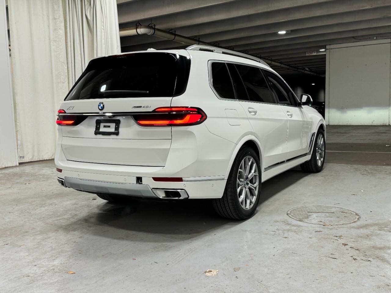 BMW X7 Vehicle Full-screen Gallery Image 4