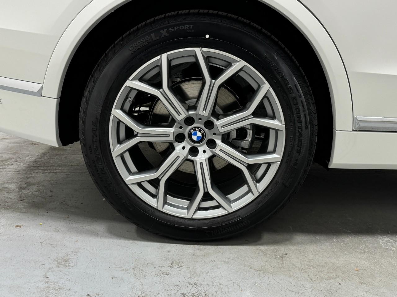 BMW X7 Vehicle Full-screen Gallery Image 5