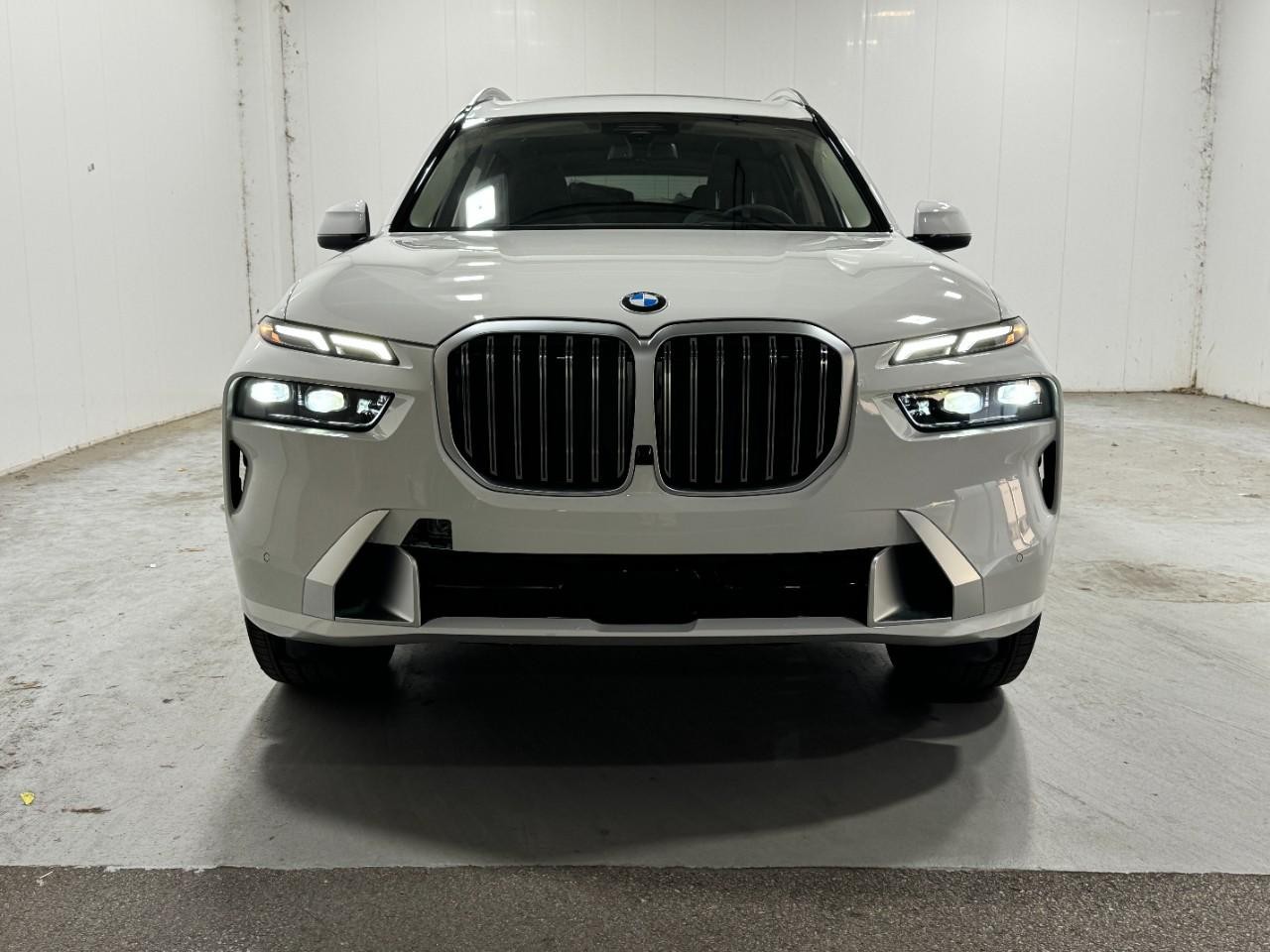 BMW X7 Vehicle Full-screen Gallery Image 7