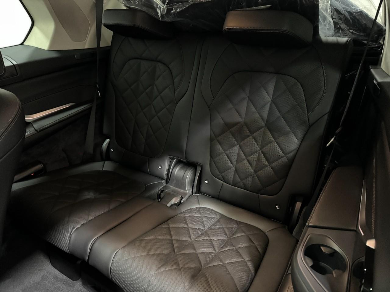 BMW X7 Vehicle Full-screen Gallery Image 8