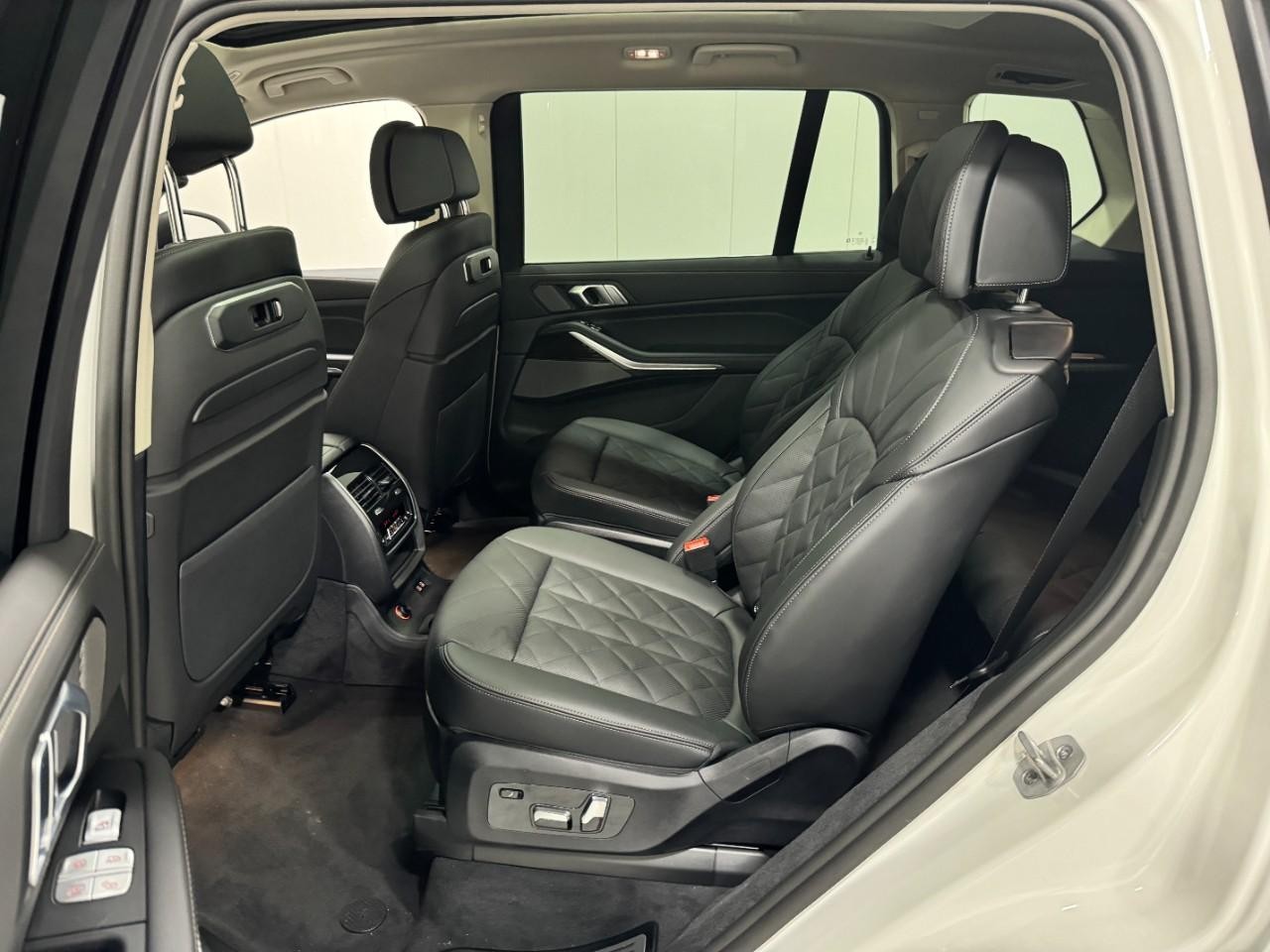 BMW X7 Vehicle Full-screen Gallery Image 9