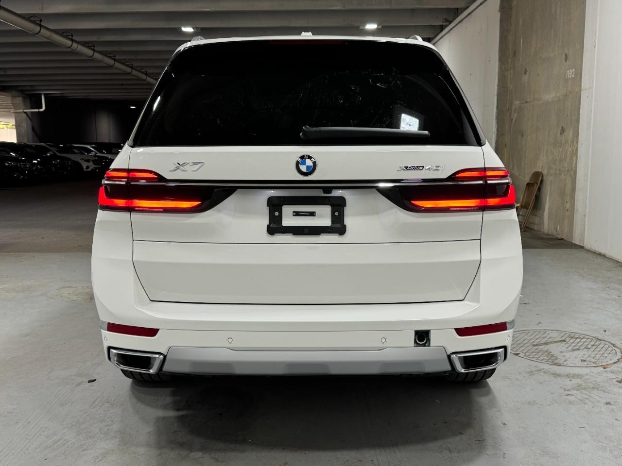 BMW X7 Vehicle Full-screen Gallery Image 10