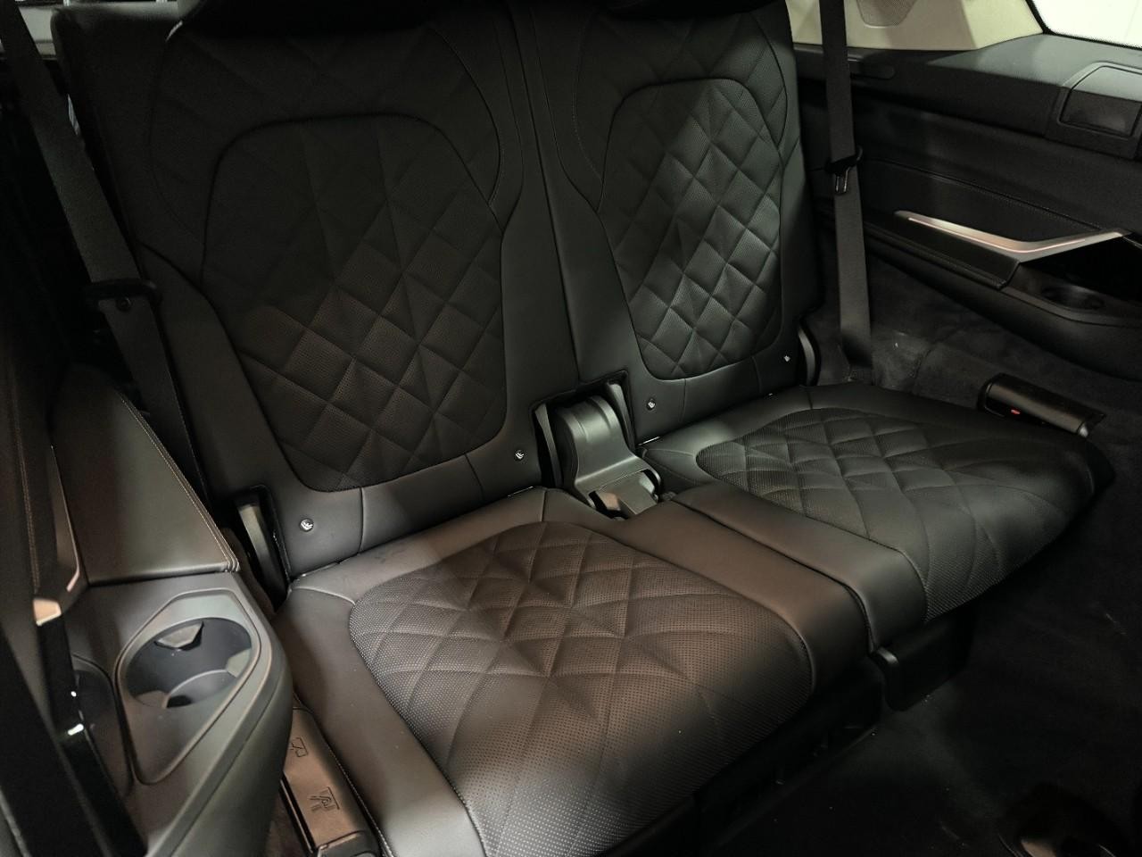 BMW X7 Vehicle Full-screen Gallery Image 11