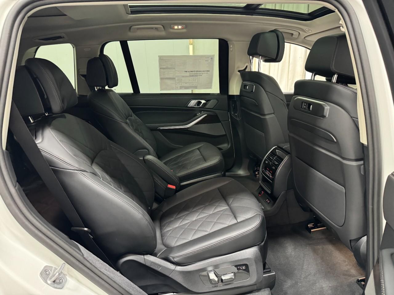 BMW X7 Vehicle Full-screen Gallery Image 12