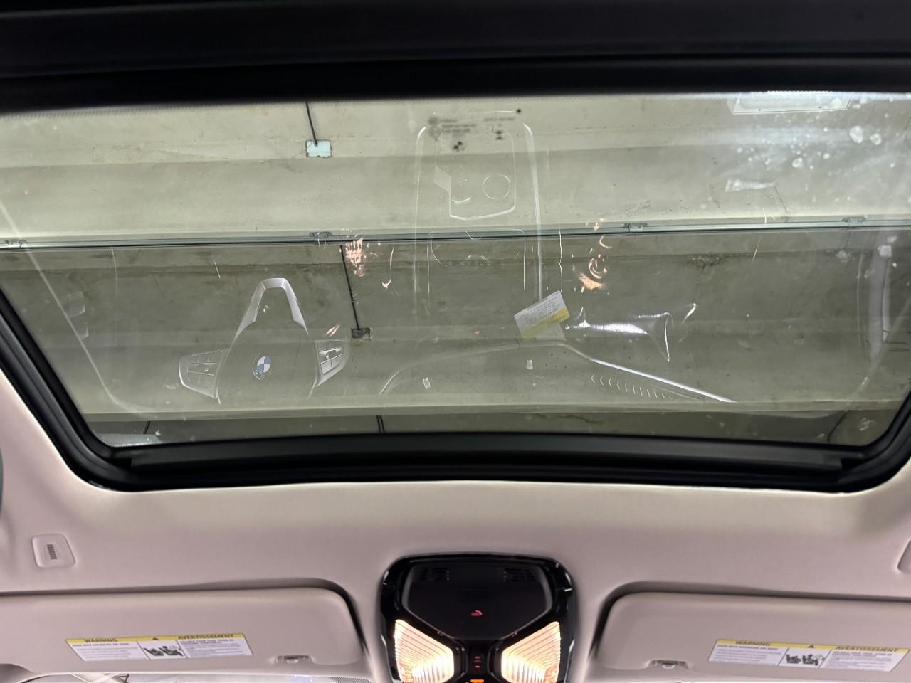 BMW X7 Vehicle Full-screen Gallery Image 14