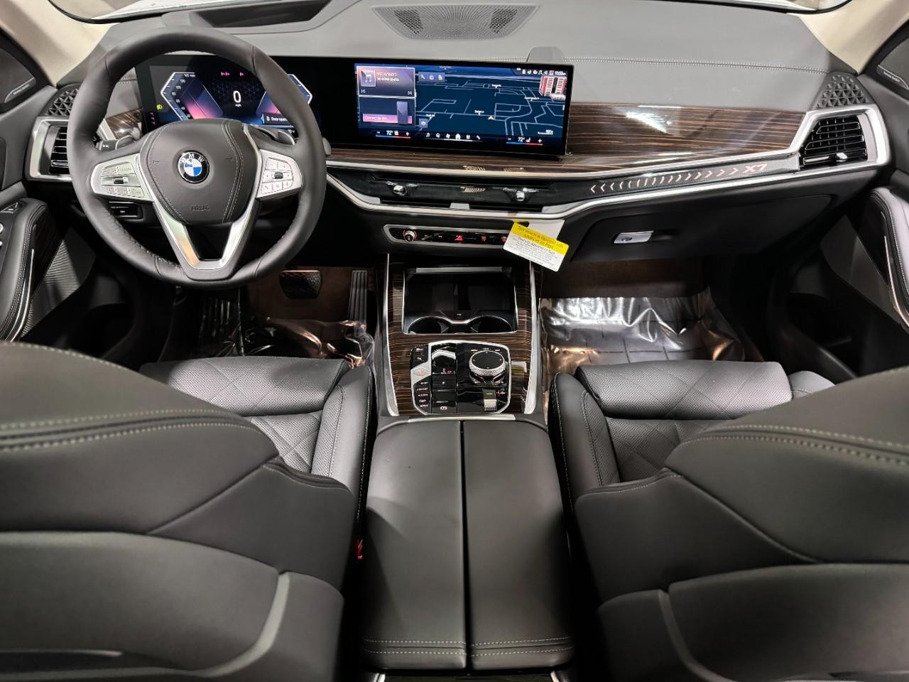 BMW X7 Vehicle Full-screen Gallery Image 15