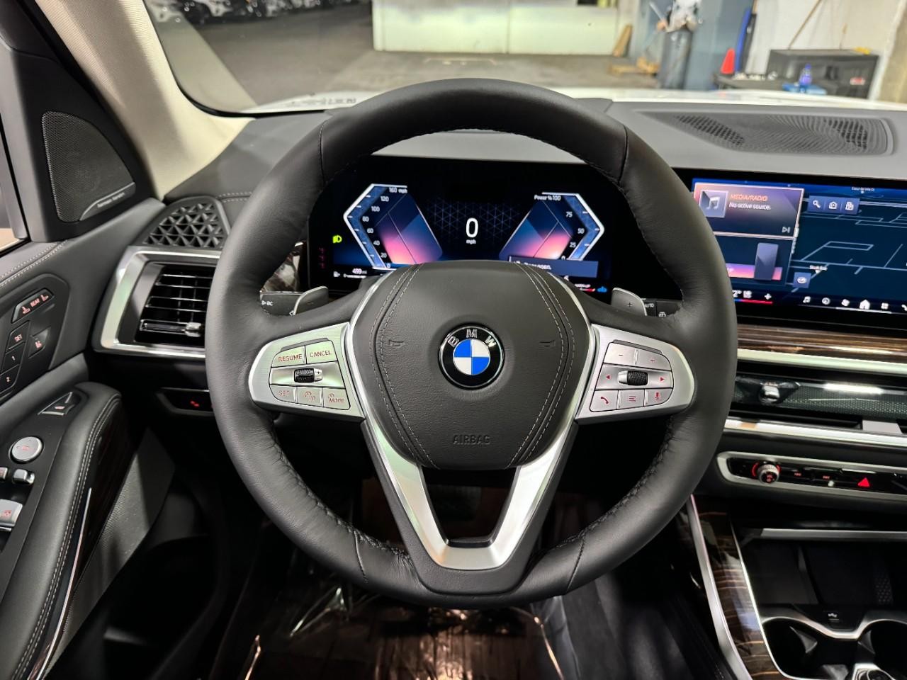 BMW X7 Vehicle Full-screen Gallery Image 16