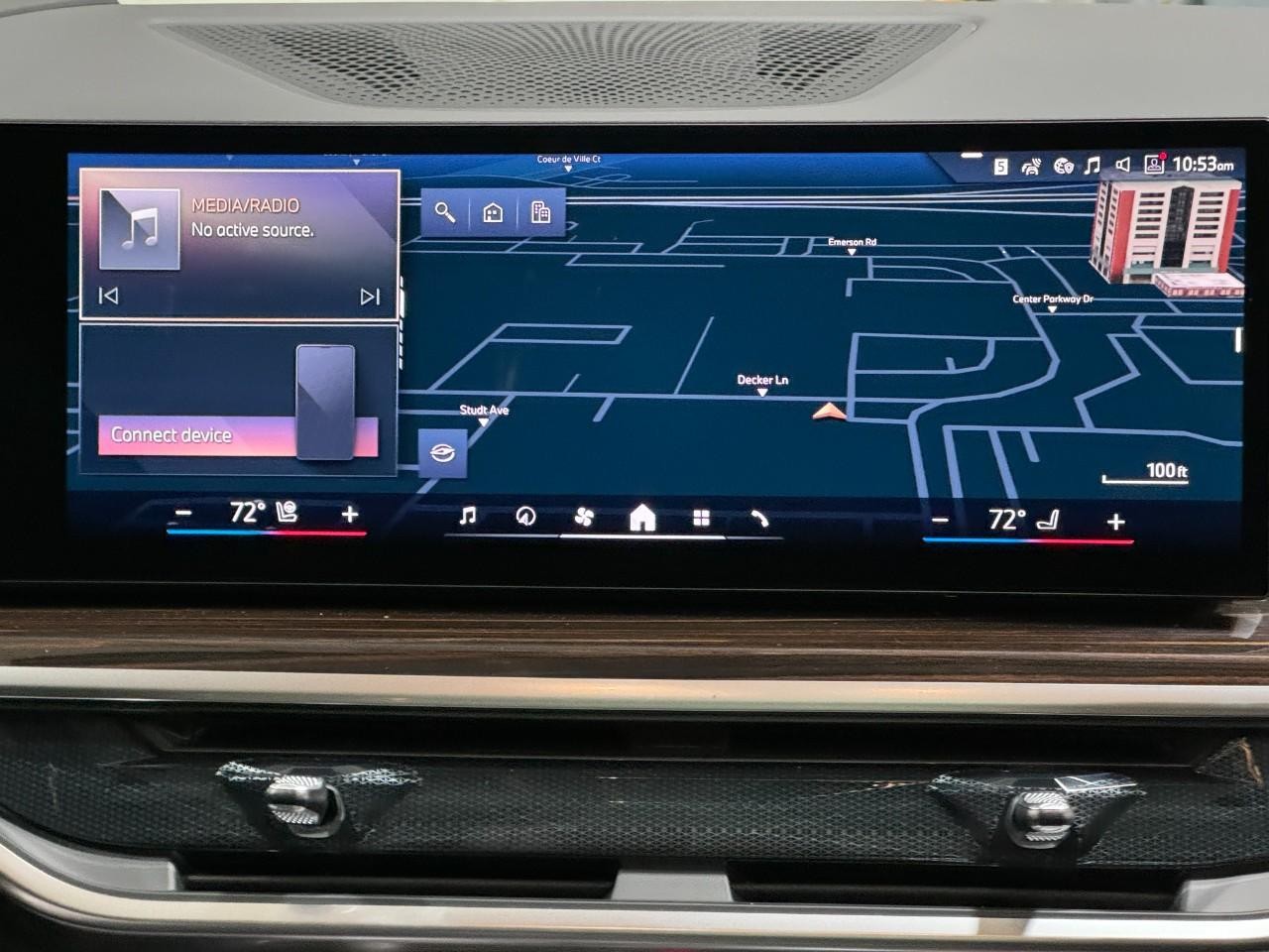 BMW X7 Vehicle Full-screen Gallery Image 17