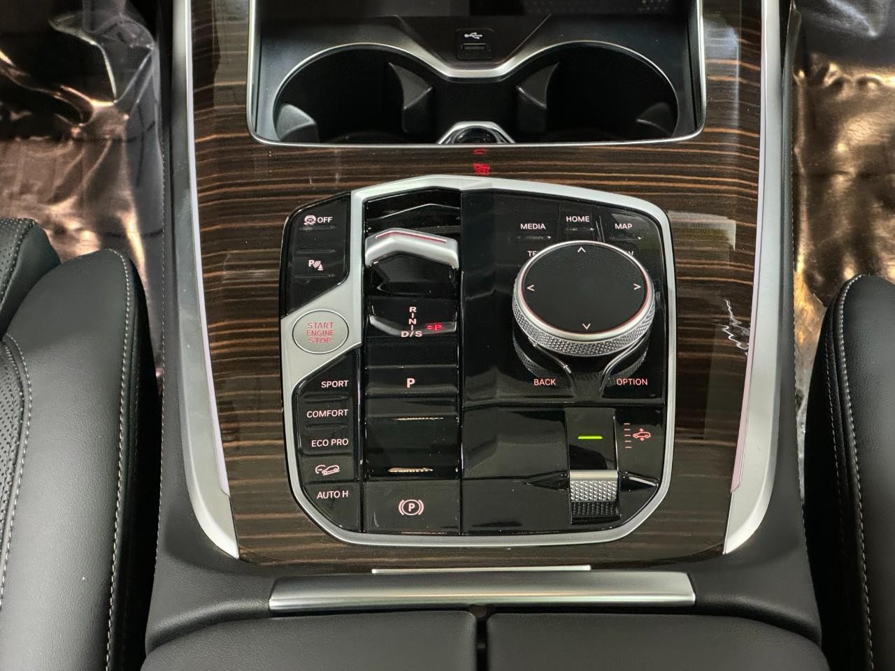 BMW X7 Vehicle Full-screen Gallery Image 18