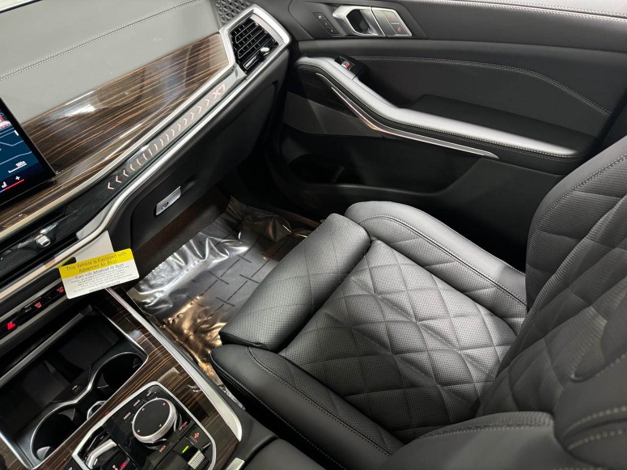 BMW X7 Vehicle Full-screen Gallery Image 19