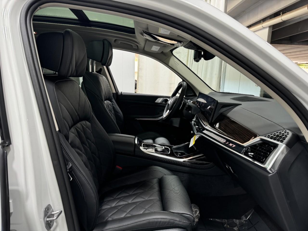 BMW X7 Vehicle Full-screen Gallery Image 20