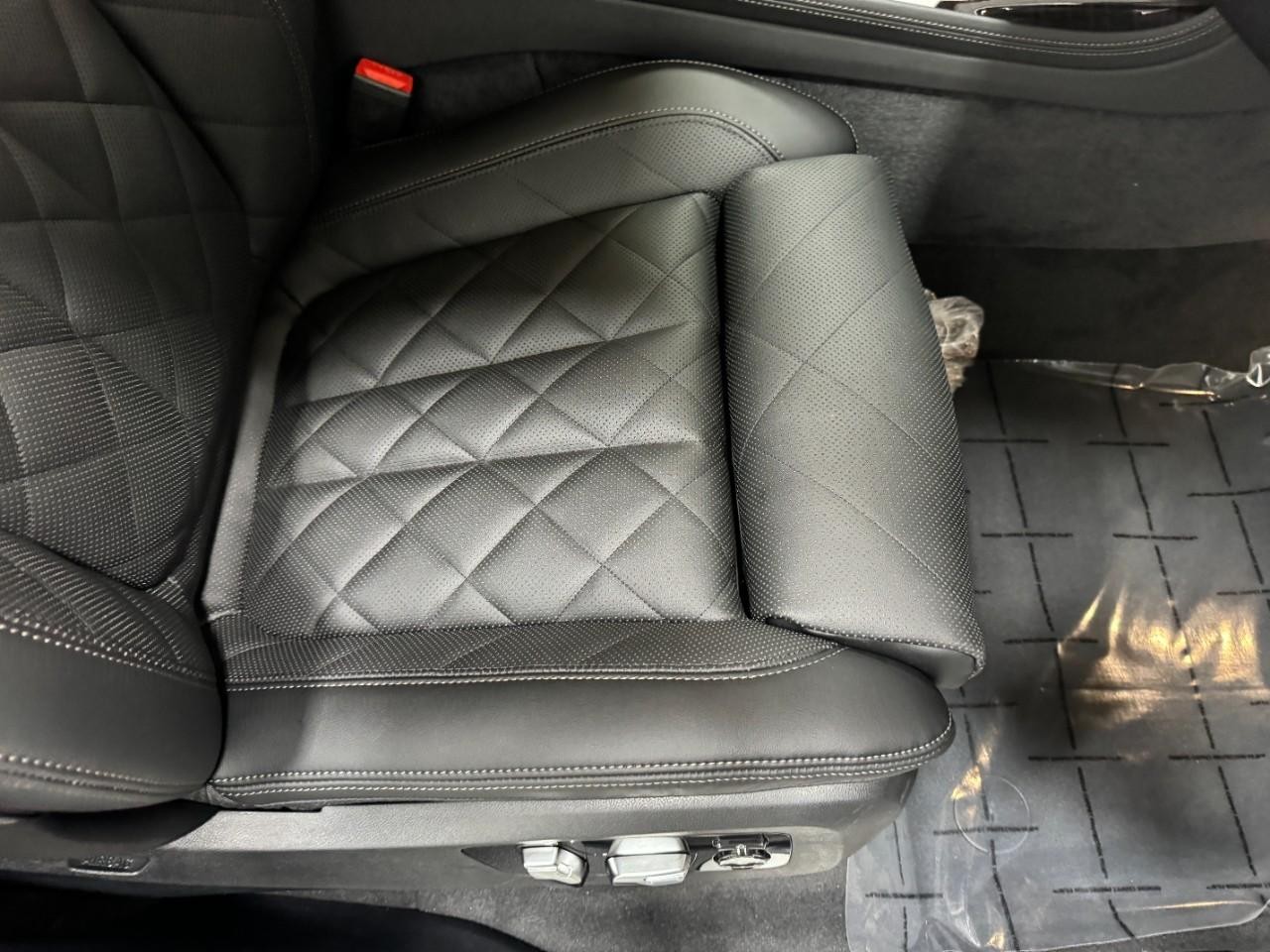 BMW X7 Vehicle Full-screen Gallery Image 21