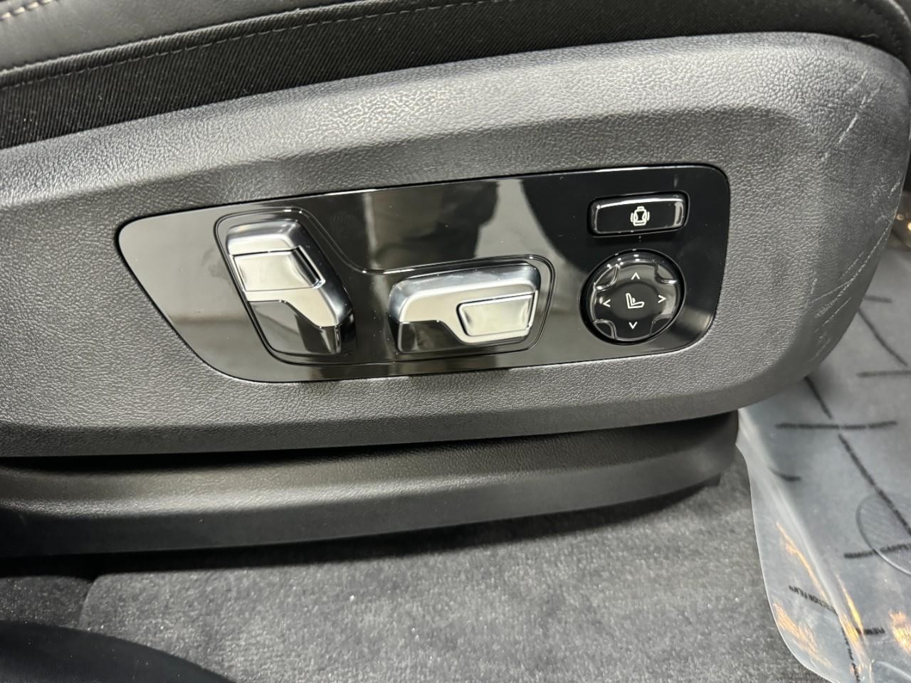 BMW X7 Vehicle Full-screen Gallery Image 22