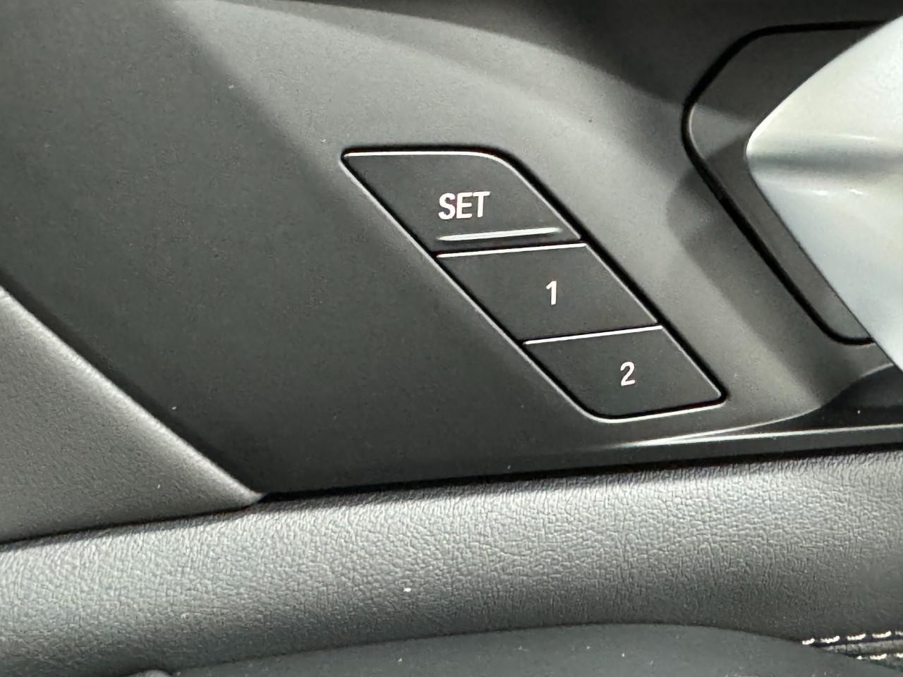 BMW X7 Vehicle Full-screen Gallery Image 23