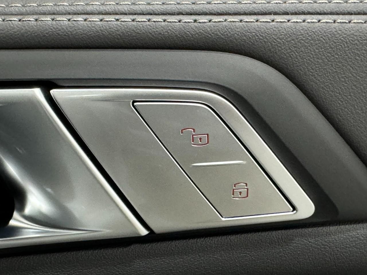 BMW X7 Vehicle Full-screen Gallery Image 24