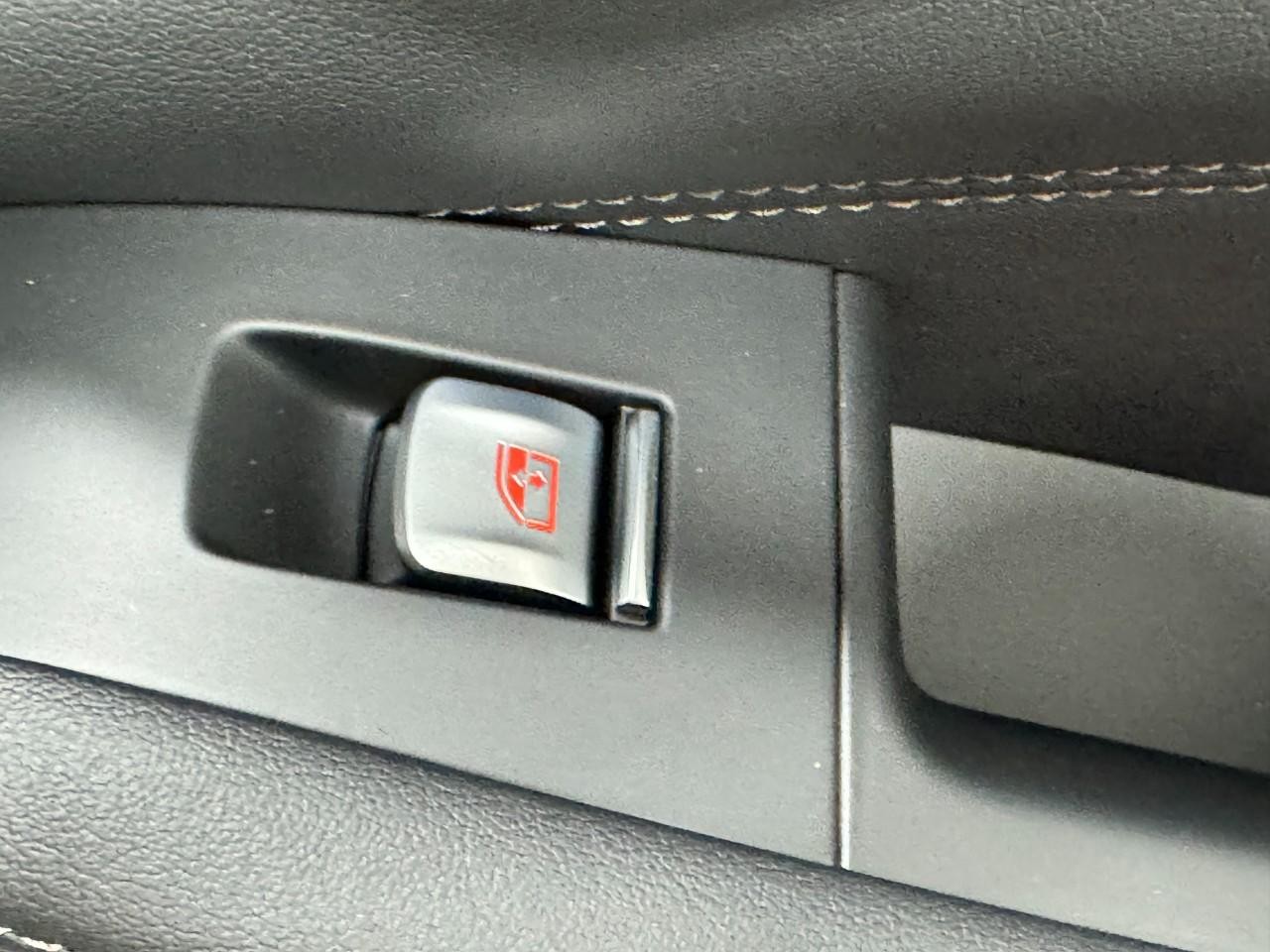 BMW X7 Vehicle Full-screen Gallery Image 25