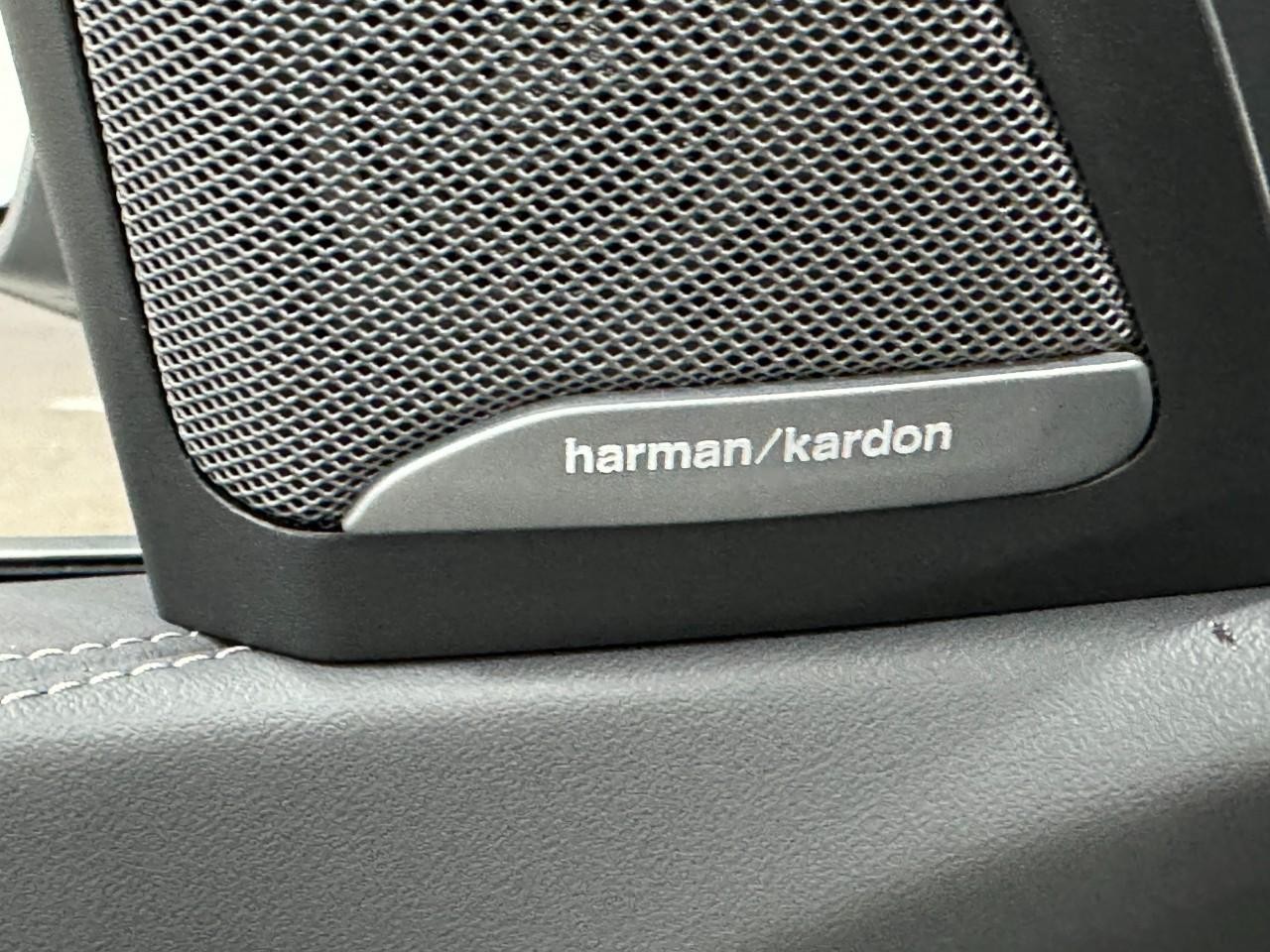 BMW X7 Vehicle Full-screen Gallery Image 26