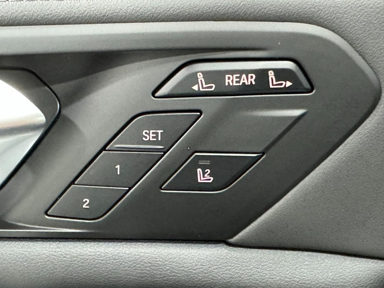 BMW X7 Vehicle Full-screen Gallery Image 27