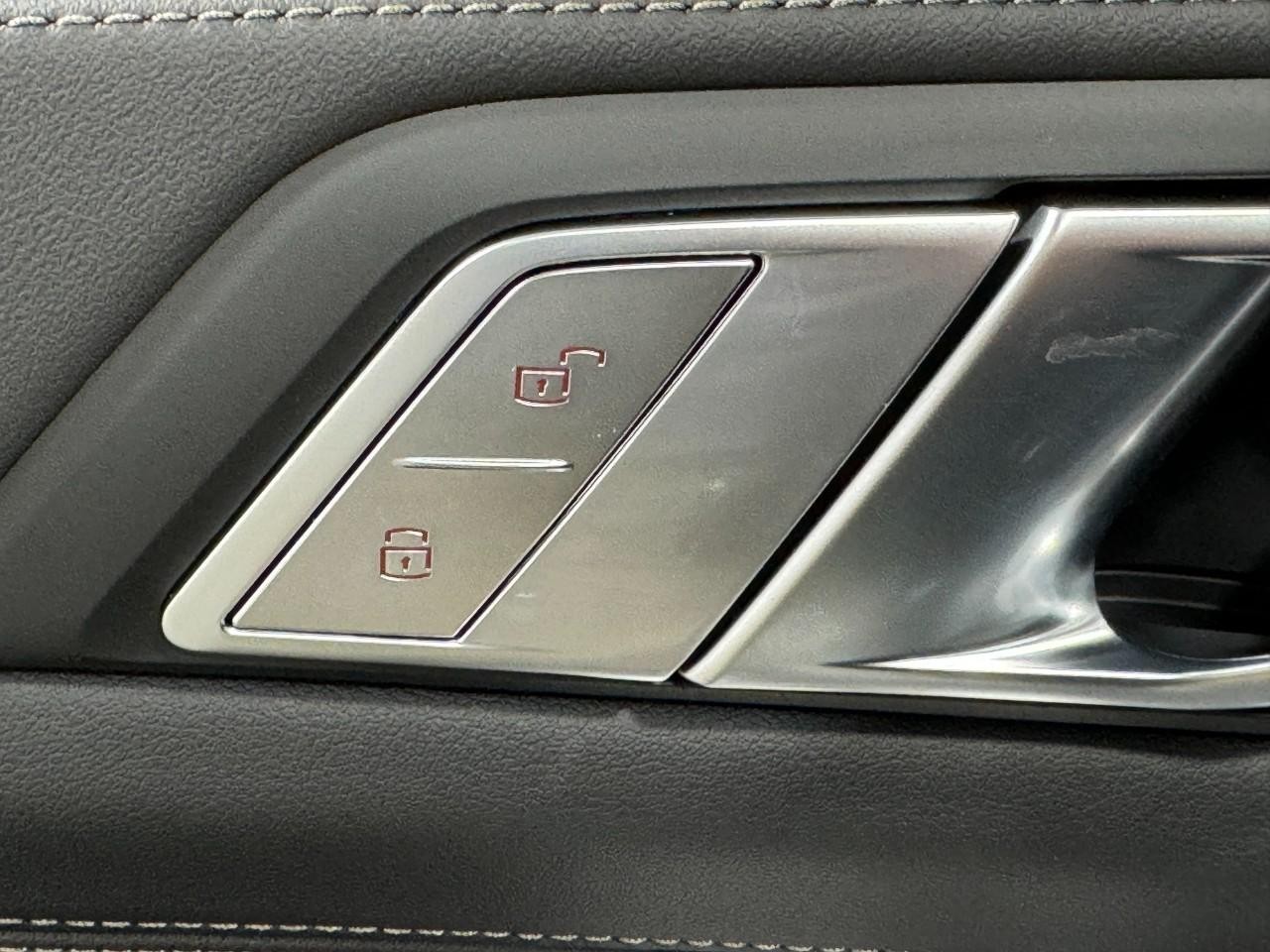 BMW X7 Vehicle Full-screen Gallery Image 28