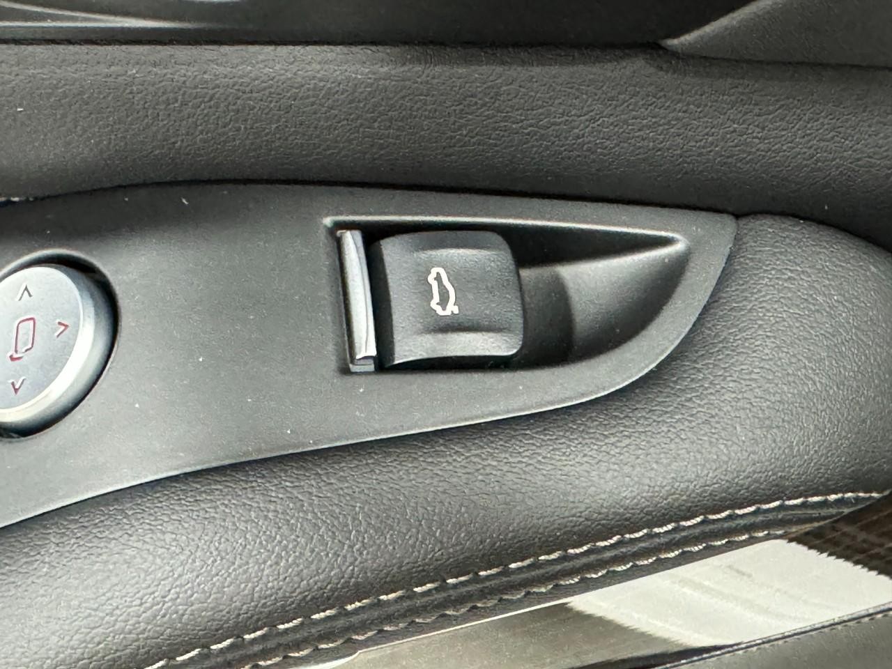 BMW X7 Vehicle Full-screen Gallery Image 30