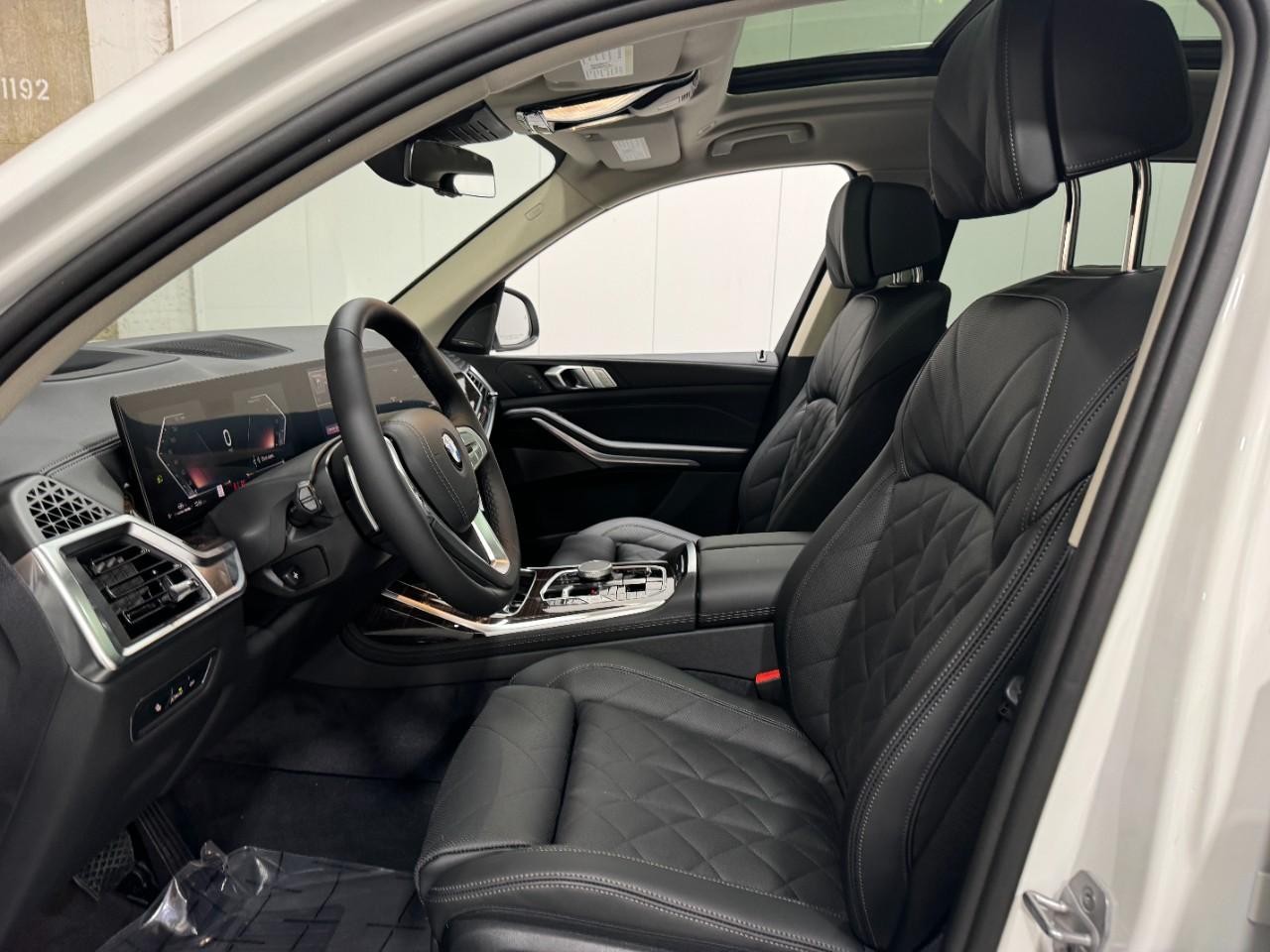 BMW X7 Vehicle Full-screen Gallery Image 31