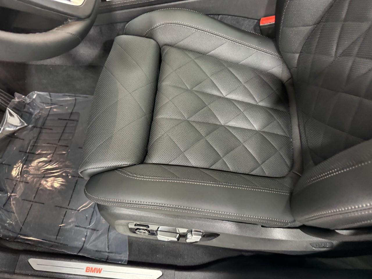 BMW X7 Vehicle Full-screen Gallery Image 32