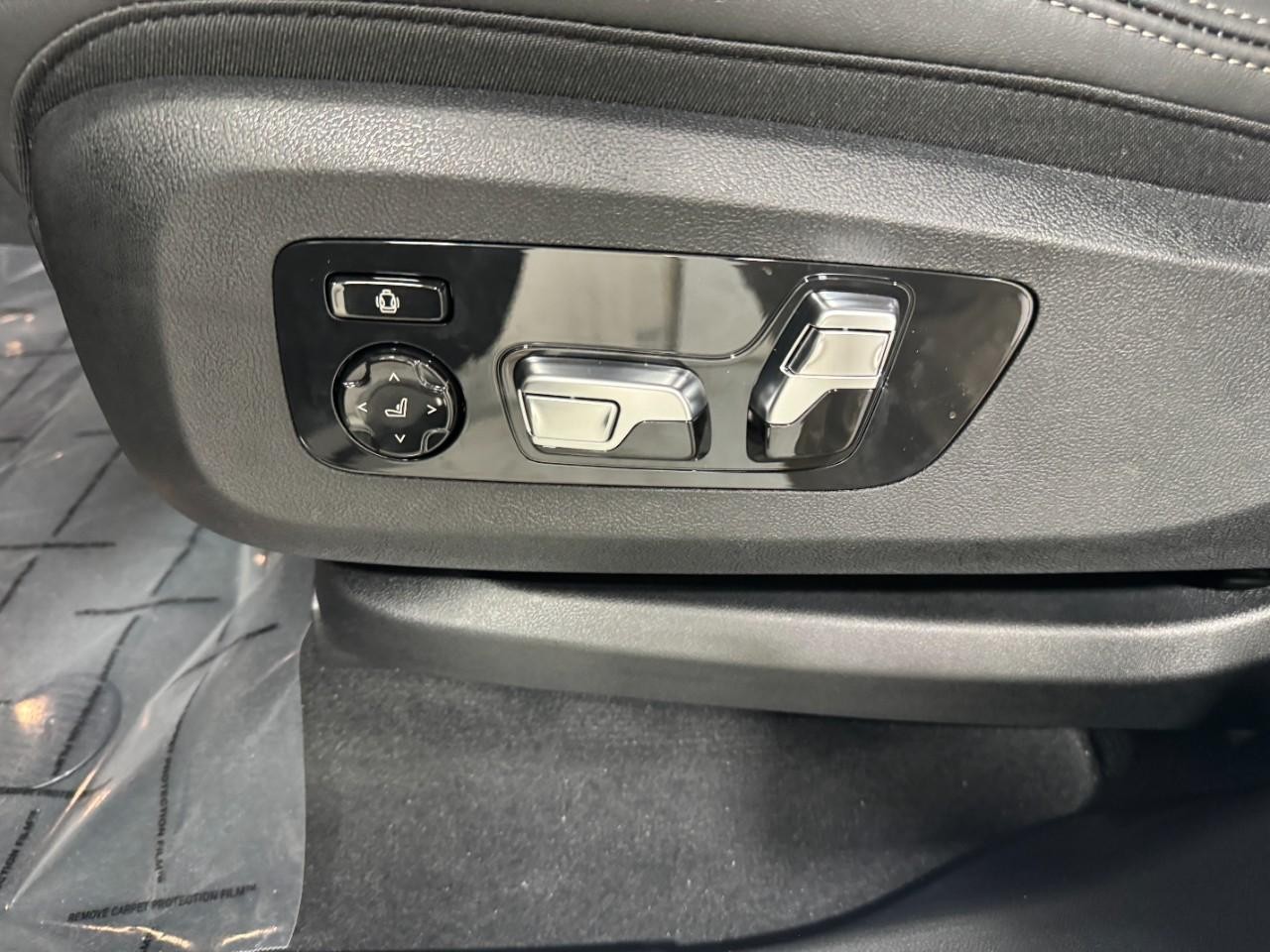 BMW X7 Vehicle Full-screen Gallery Image 33