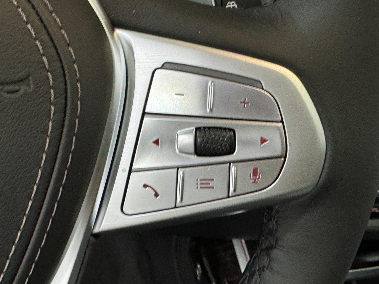 BMW X7 Vehicle Full-screen Gallery Image 36