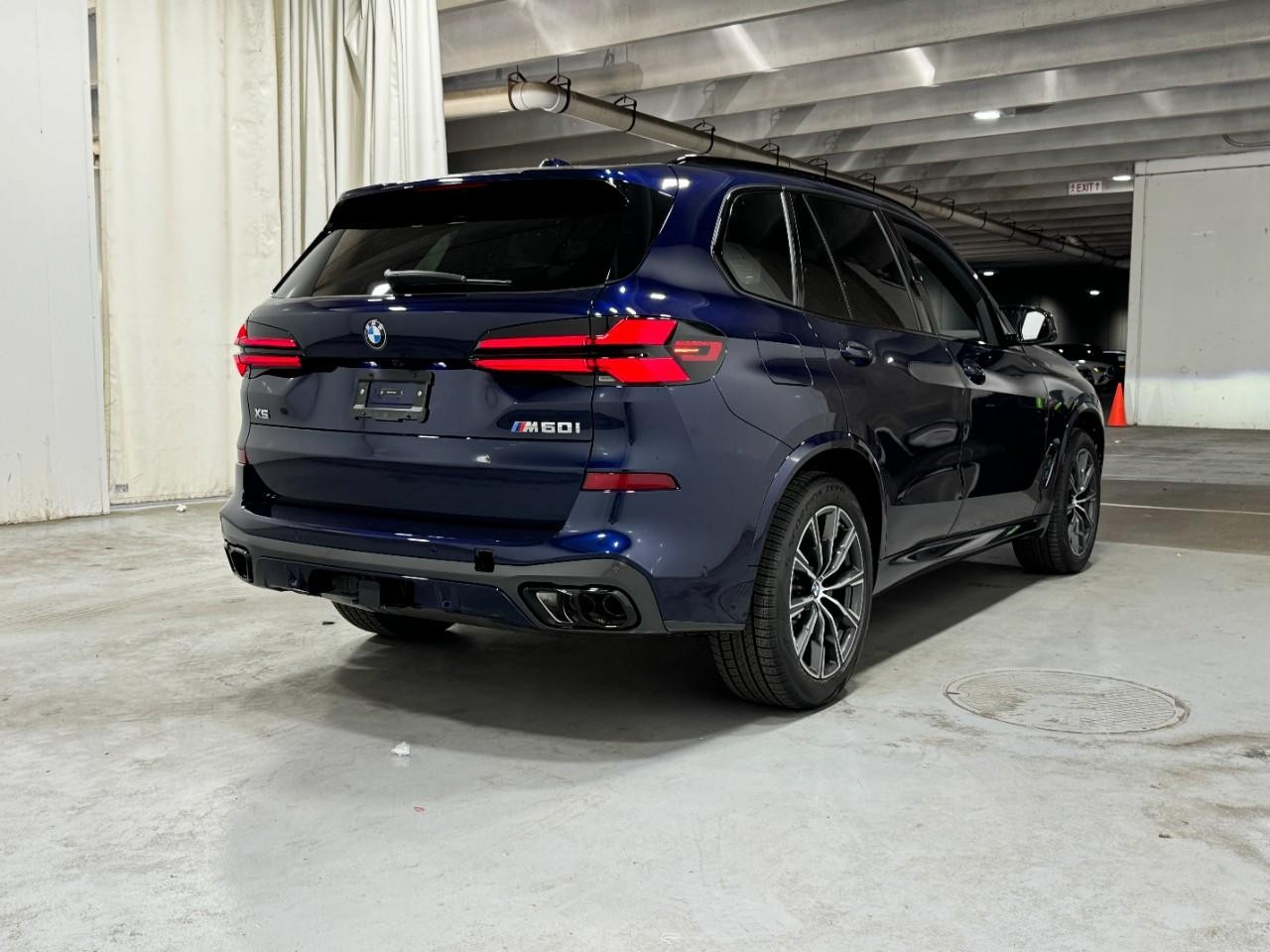 BMW X5 Vehicle Full-screen Gallery Image 4