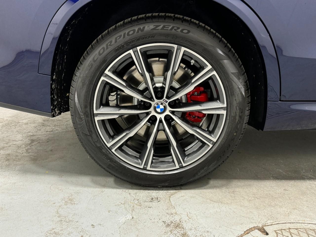 BMW X5 Vehicle Full-screen Gallery Image 5