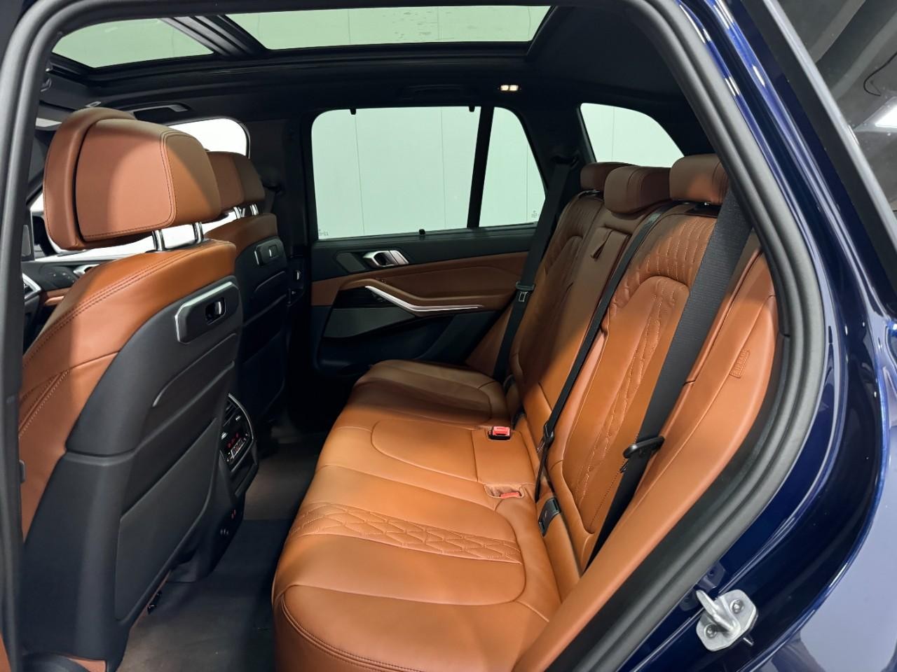 BMW X5 Vehicle Full-screen Gallery Image 8