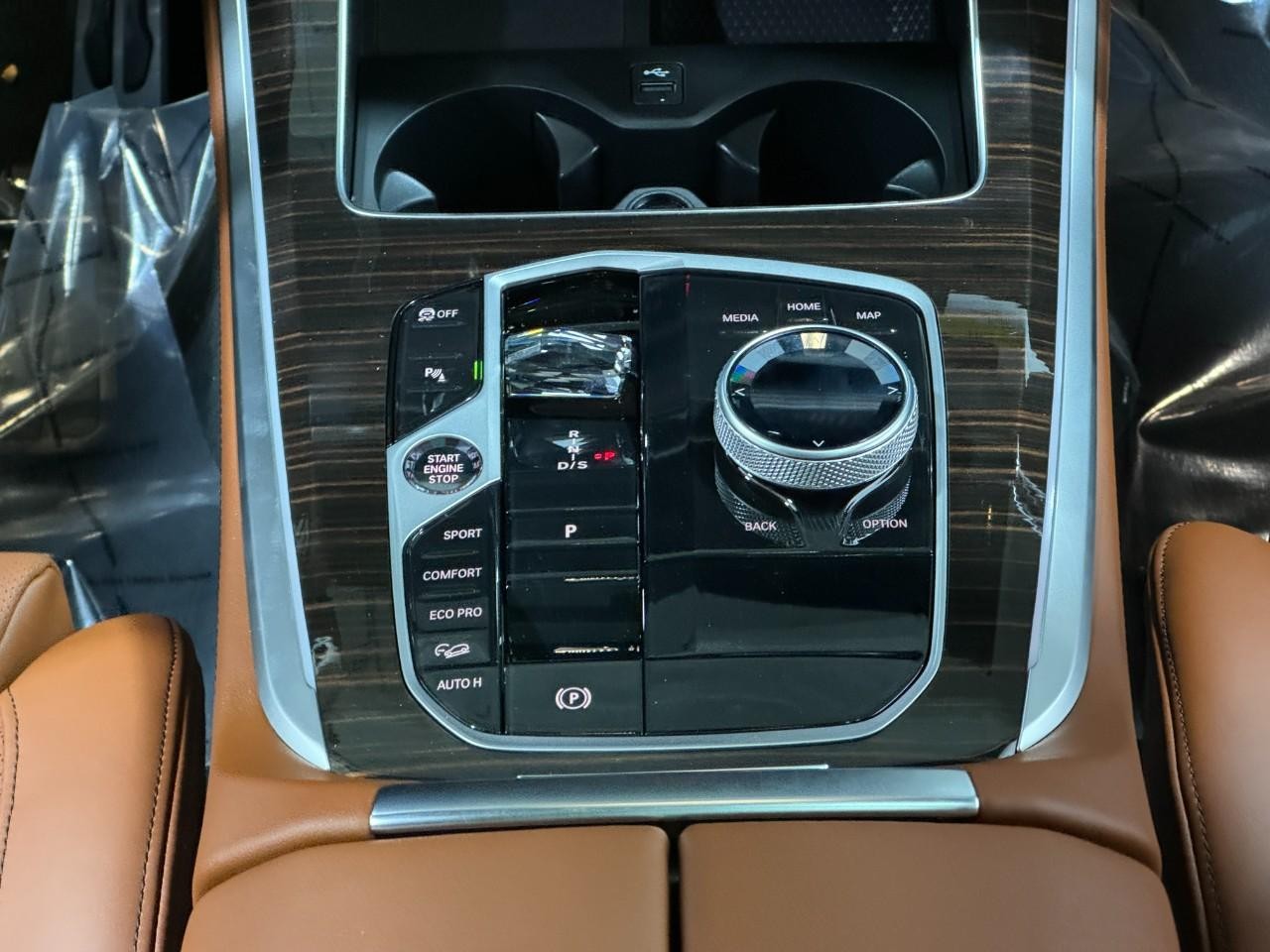 BMW X5 Vehicle Full-screen Gallery Image 16