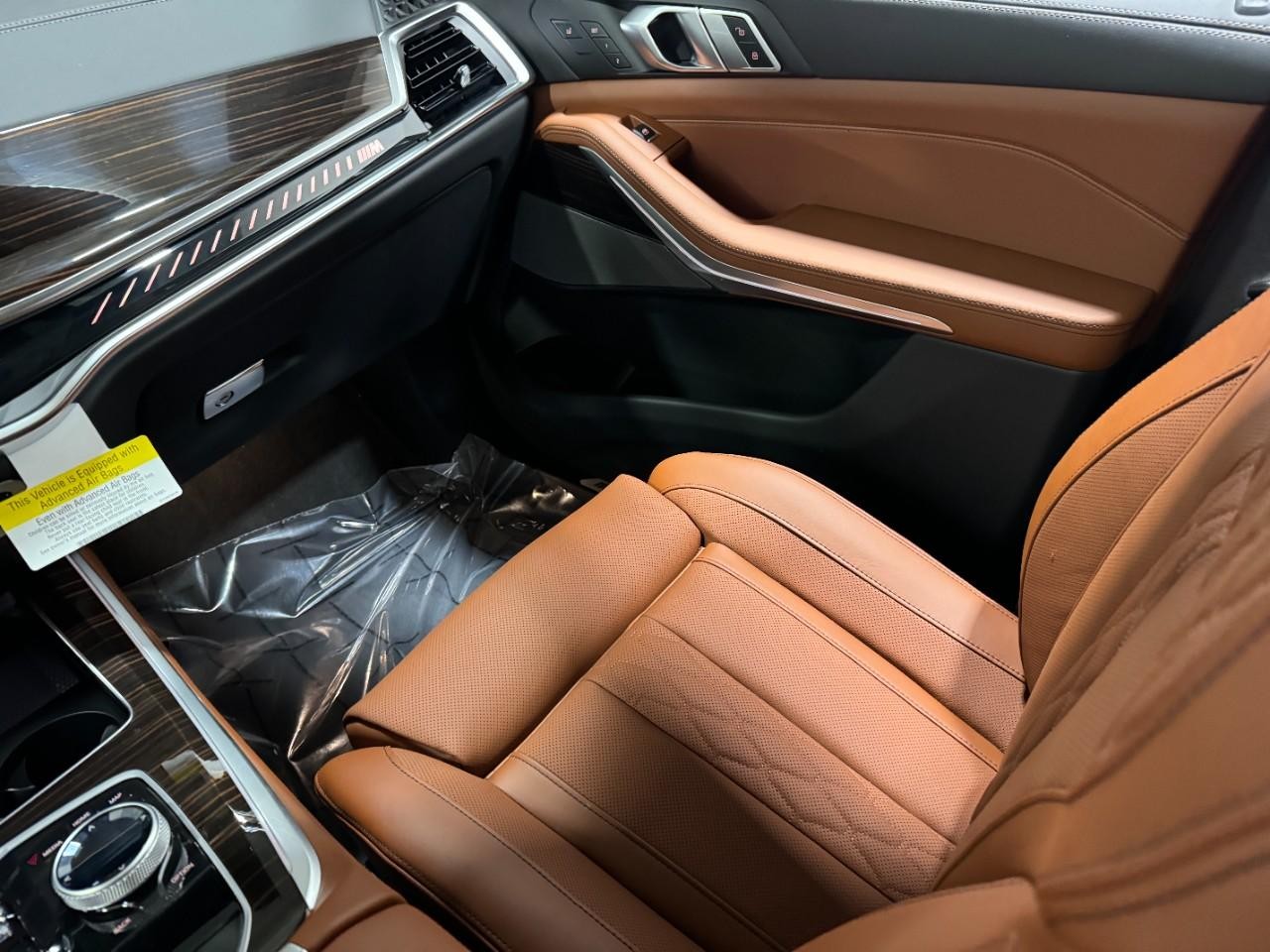 BMW X5 Vehicle Full-screen Gallery Image 17