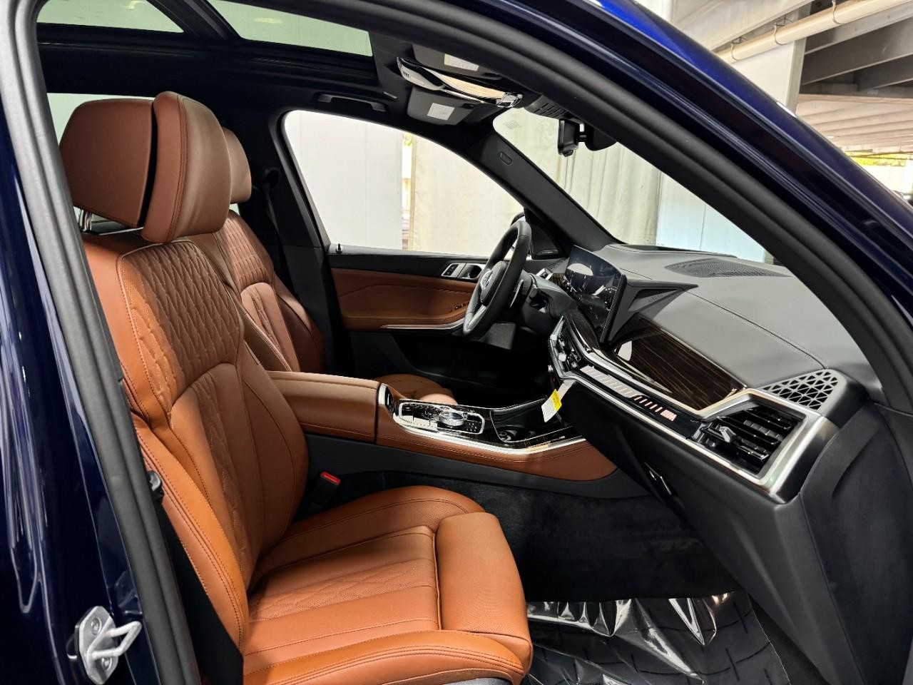 BMW X5 Vehicle Full-screen Gallery Image 18