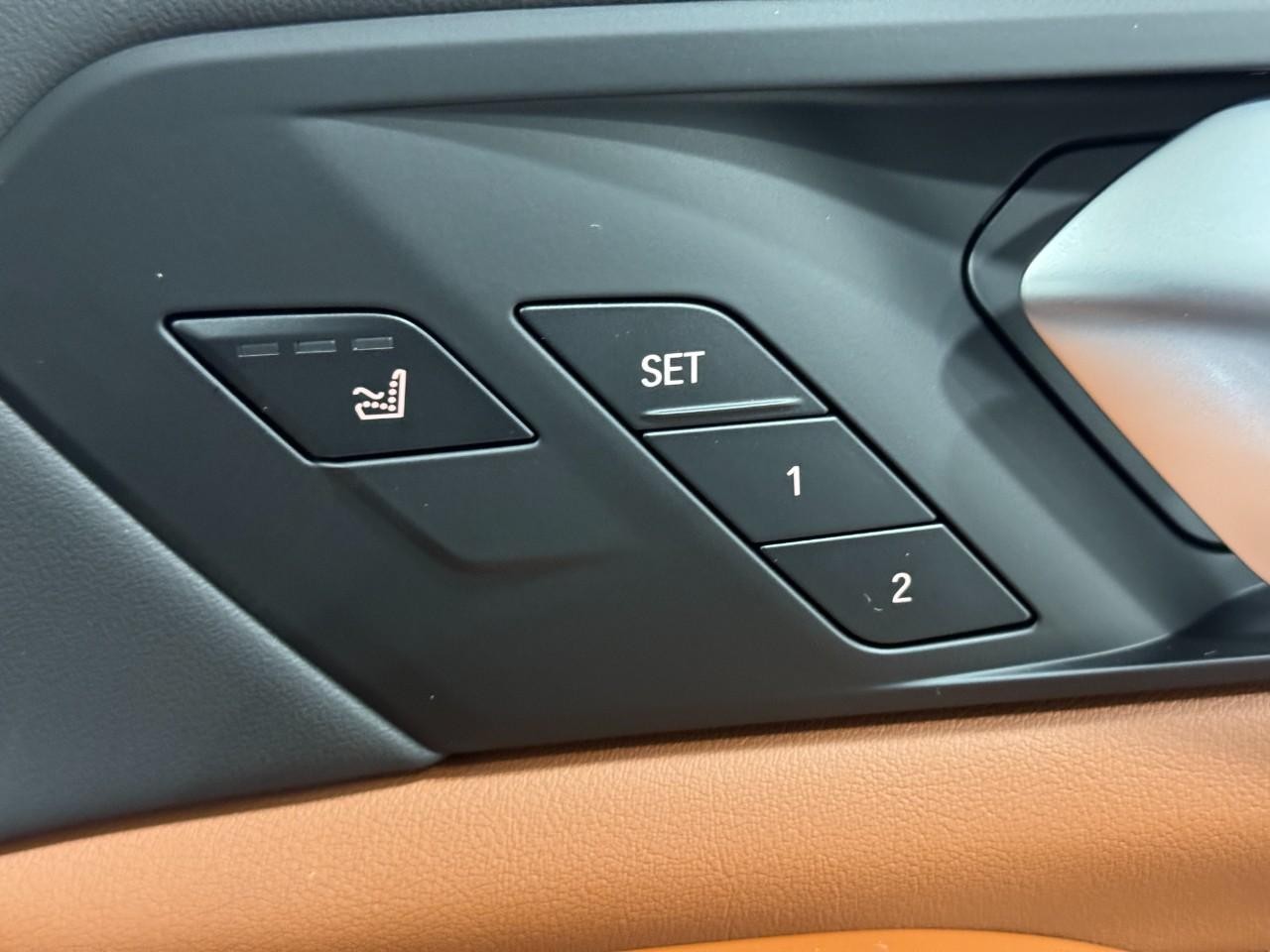 BMW X5 Vehicle Full-screen Gallery Image 21