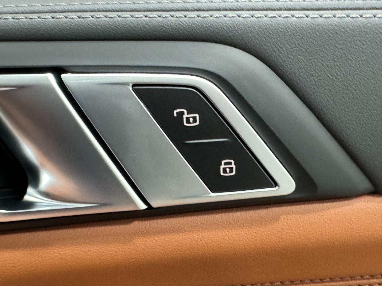 BMW X5 Vehicle Full-screen Gallery Image 22