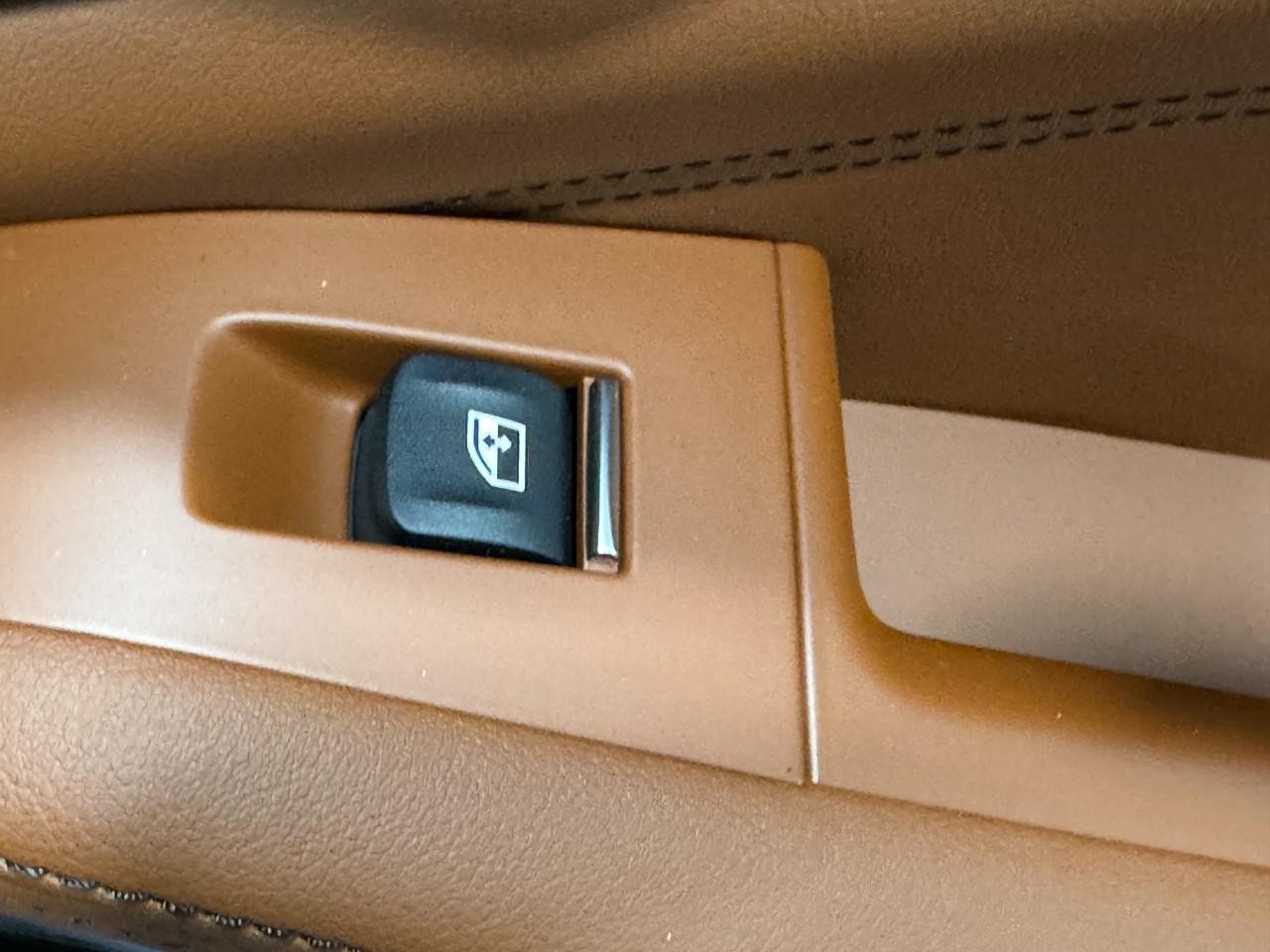 BMW X5 Vehicle Full-screen Gallery Image 23