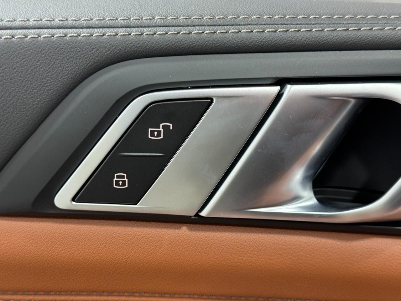 BMW X5 Vehicle Full-screen Gallery Image 26