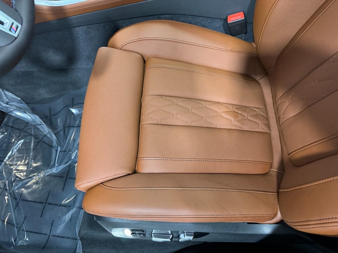 BMW X5 Vehicle Full-screen Gallery Image 29