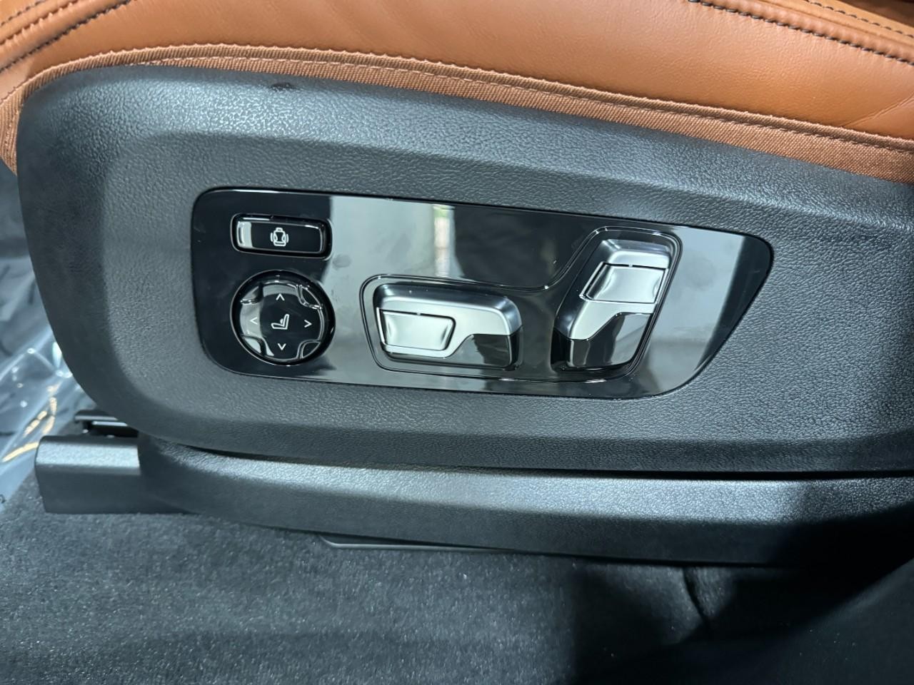 BMW X5 Vehicle Full-screen Gallery Image 30