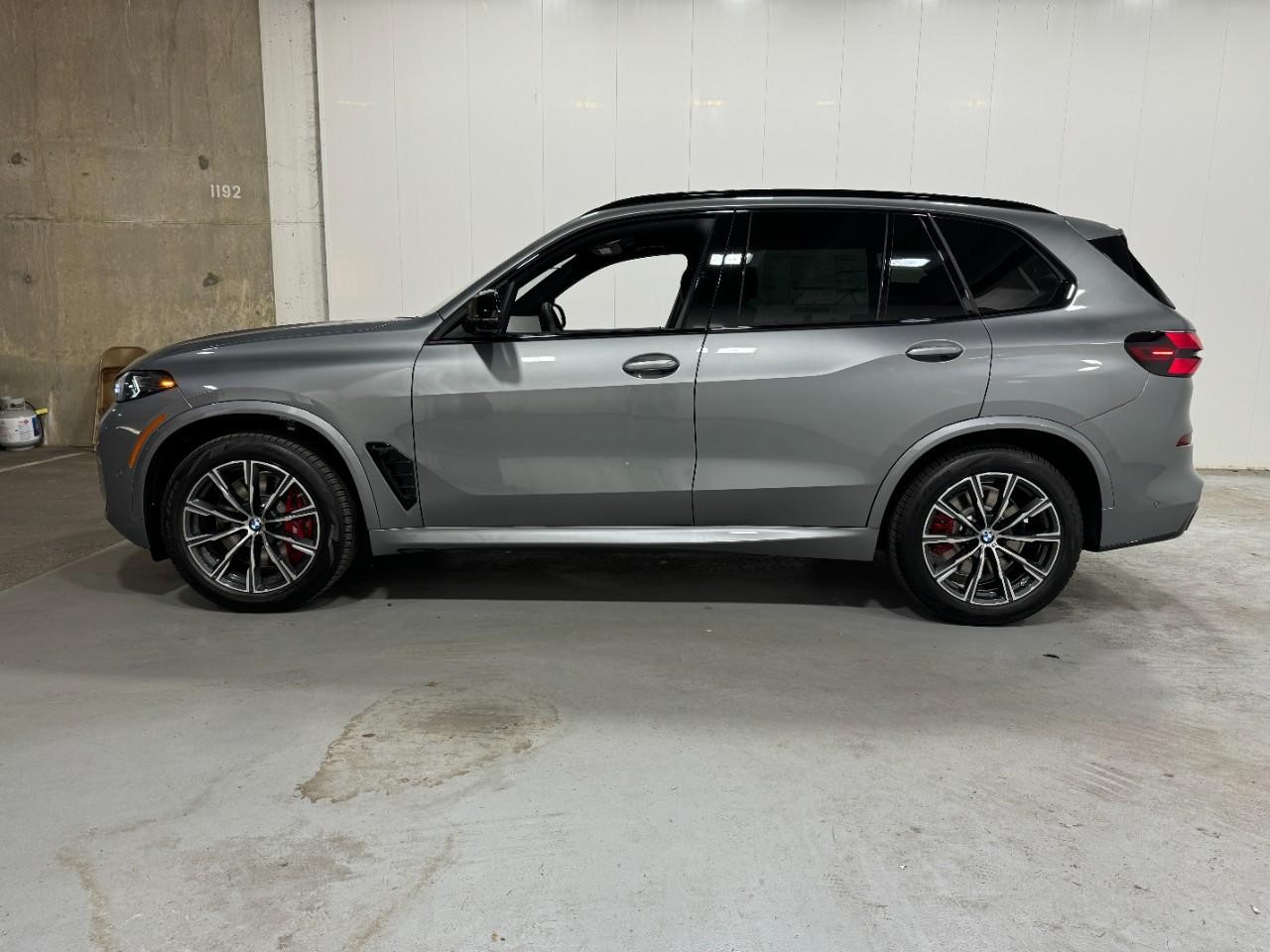 BMW X5 Vehicle Full-screen Gallery Image 2