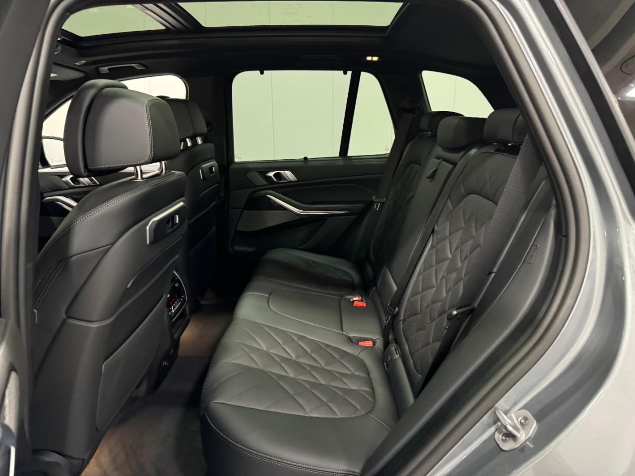 BMW X5 Vehicle Full-screen Gallery Image 8