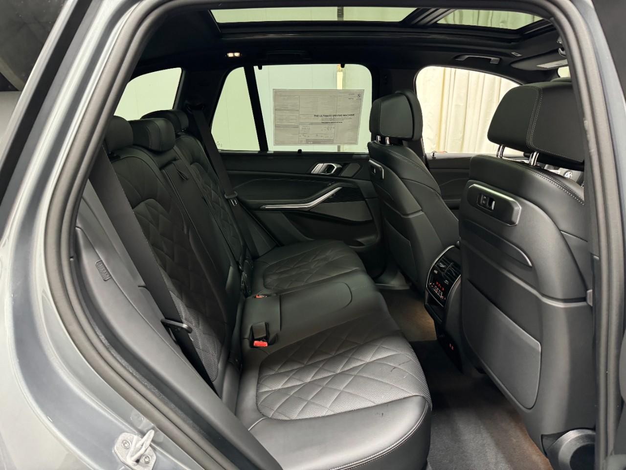 BMW X5 Vehicle Full-screen Gallery Image 10