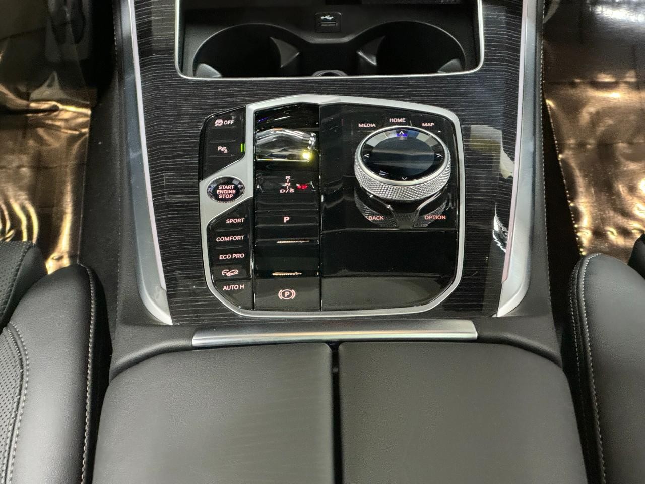 BMW X5 Vehicle Full-screen Gallery Image 16