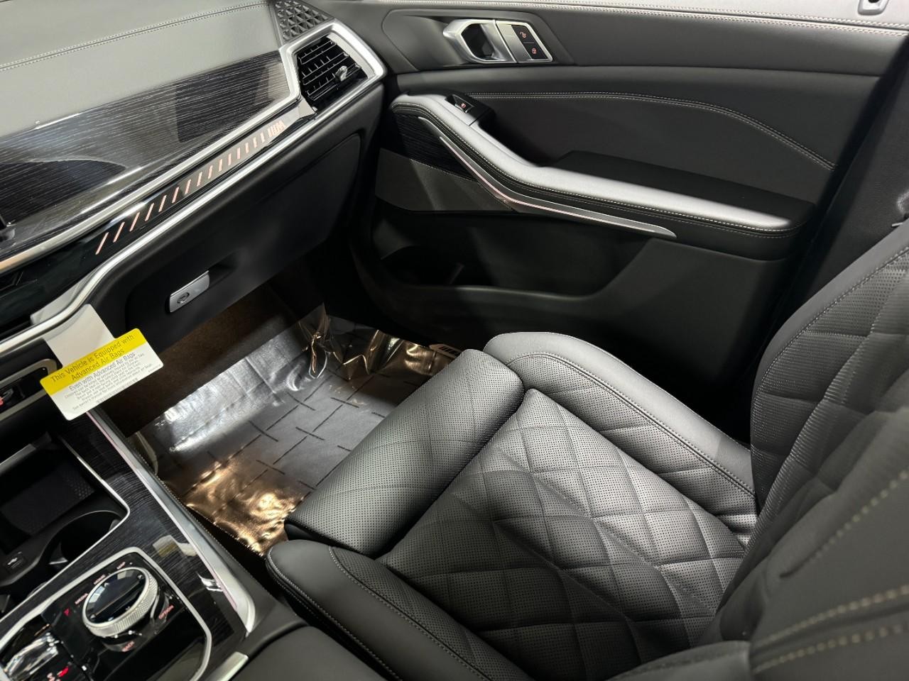 BMW X5 Vehicle Full-screen Gallery Image 17