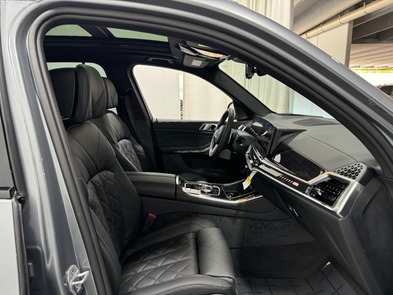 BMW X5 Vehicle Full-screen Gallery Image 18